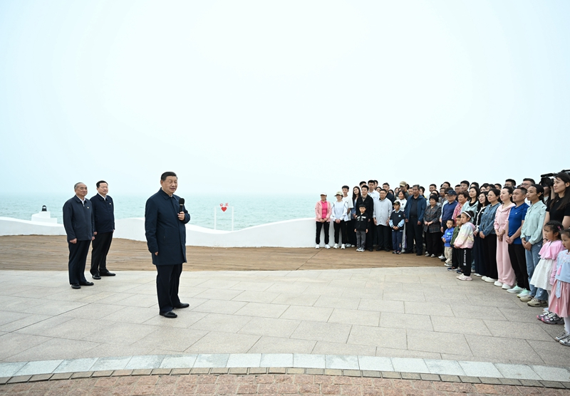 5月22日至24日，，，，，，中共中央总书记、国家主席、中央军委主席习近平在山东考察。。。。。这是22日下午，，，，，，习近平在日照市阳光海岸绿道同市民和游客亲切交流。。。。。